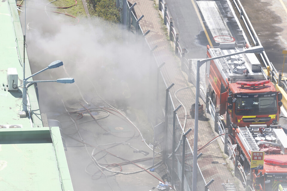 29일 오전 전남 영암군 대불국가산업단지 HD현대삼호 조선소 내 변전소에서 화재가 발생해 소방 당국이 진화 작업을 벌이고 있다. (사진=뉴스1)