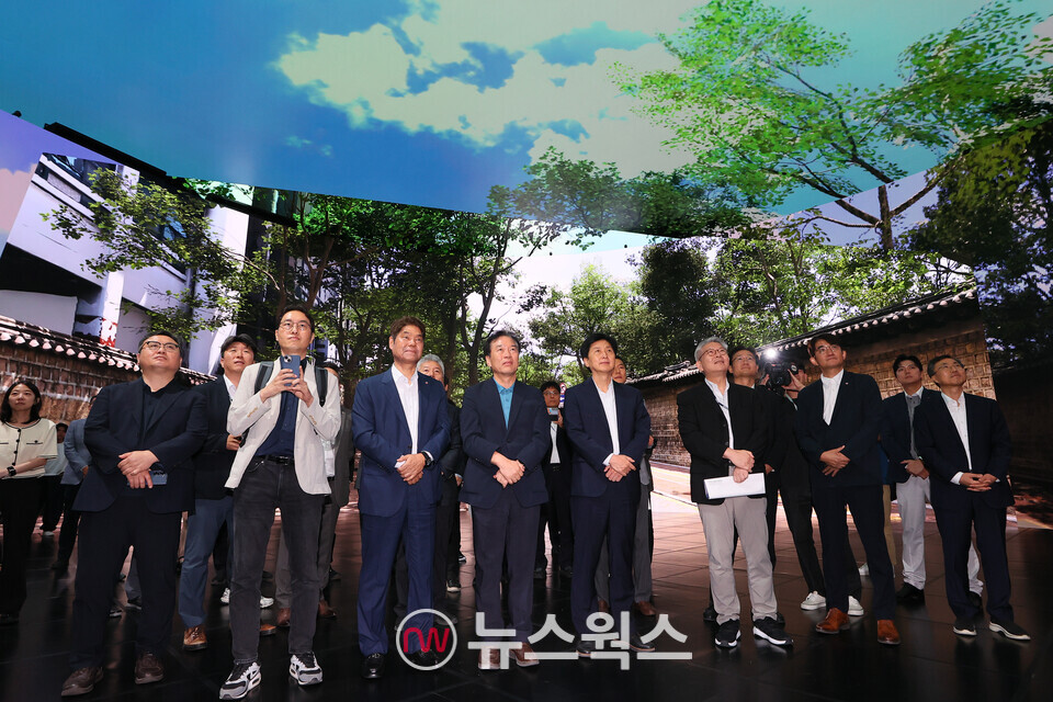 정태호 국정기획위원회 경제1분과장과 허민회 CJ 경영지원대표를 비롯한 위원들이 30일 경기 파주시 탄현면 CJ ENM 스튜디오를 찾아 VP 스테이지 시연을 하고 있다. (사진제공=국정기획위원회)