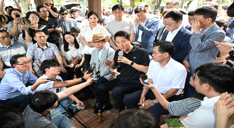 오세훈 서울시장이 30일 오후 양천구 목동6단지 재건축사업 현장에서 열린 주민간담회에서 주민 건의 사항을 청취하고 있다. (사진제공=서울시)