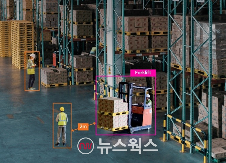 한화비전의 AI 기반 공장 안전 솔루션과 물류 솔루션. (사진제공=한화그룹)