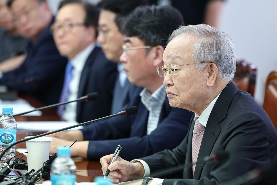 손경식 한국경영자총협회 회장이 31일 서울 마포구 경총회관에서 열린 노동조합법 개정 관련 기자회견에서 질문을 경청하고 있다, (사진=뉴스1)