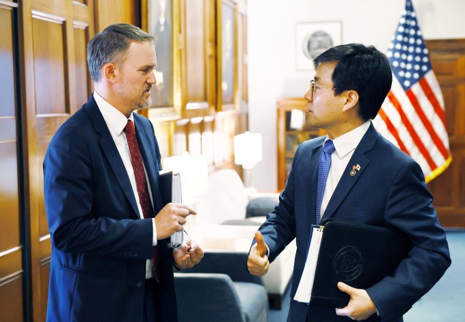 여한구(오른쪽) 통상교섭본부장과 제이미슨 그리어 미국 USTR 대표가 23일(현지시간) 워싱턴 D.C.에서 회동하고 있다.
