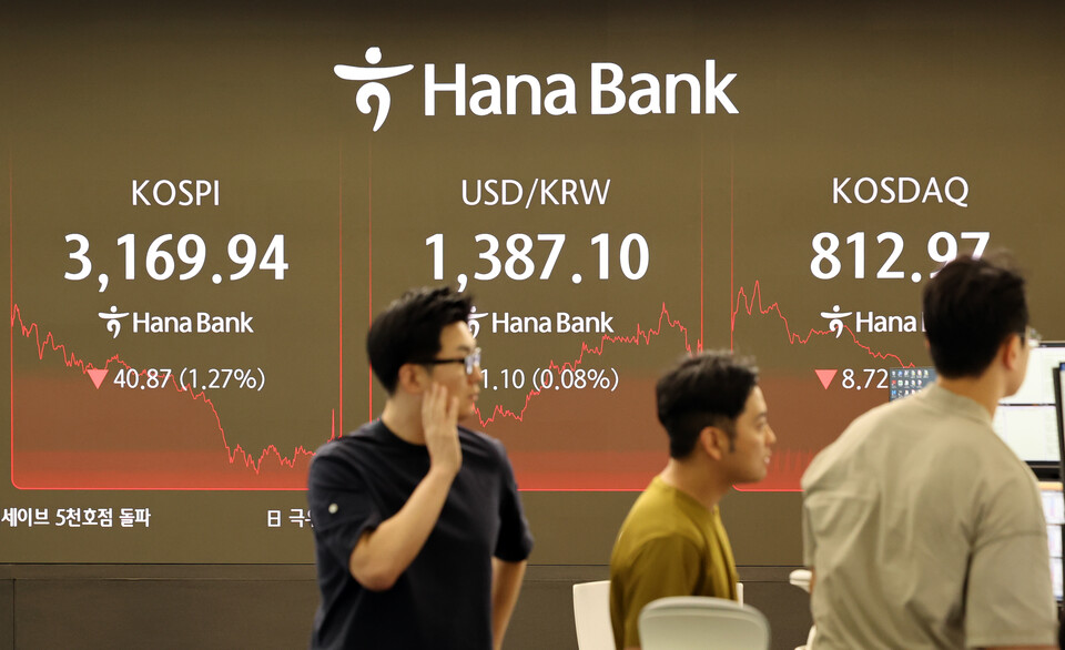 지난달 22일 오후 서울 중구 하나은행 본점 딜링룸 전광판에 증시 종가가 표시되고 있다. (사진=뉴스1)