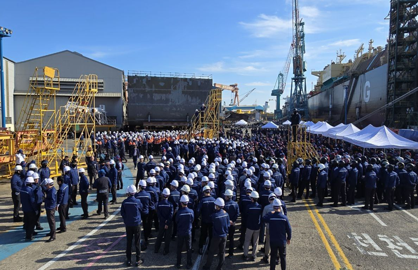 지난 2024년 HD현대중공업 울산조선소에서 사측 경비대와 노조 조합원들이 천막 설치를 놓고 대치 중인 모습. (사진=뉴스1)