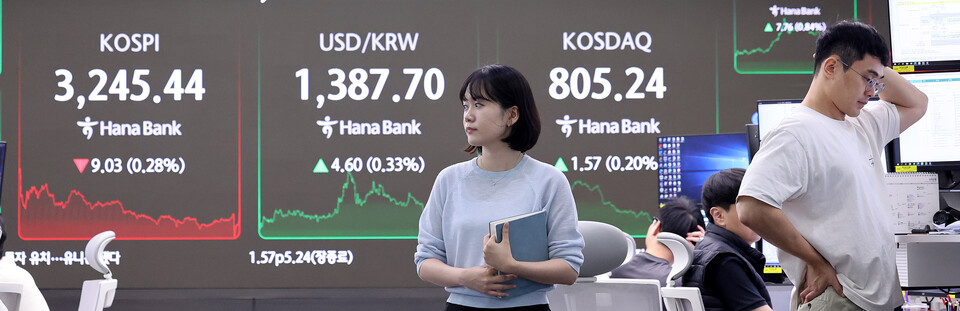31일 오후 서울 중구 하나은행 딜링룸 전광판에 코스피 지수가 전 거래일(3254.47)보다 9.03포인트(0.28%) 내린 3245.44를 나타내고 있다. 외환시장에서 원·달러 환율은 전 거래일(1383.1원)보다 3.9원 오른 1387.0원에 주간 거래를 마감했다. (사진=뉴스1)
