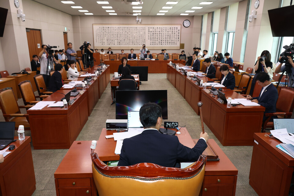 지난 28일 오후 서울 여의도 국회에서 열린 법제사법위원회의 제3차 법안심사제1소위원회에서 김용민 소위원장이 의사봉을 두드리고 있다. (사진=뉴스1)
