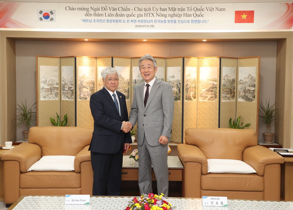 강호동(오른쪽) 농협중앙회장은 베트남 도 반 찌엔 조국전선중앙위원회 위원장과 양국 농업분야 상호발전 방향에 대해 논의했다. (사진제공=농협중앙회)