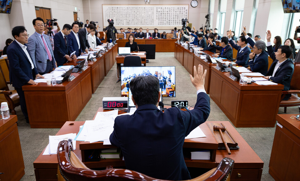 1일 서울 여의도 국회에서 열린 제427회 국회(임시회) 법제사법위원회 제5차 전체회의에서 방송법 등이 거수표결로 통과되고 있다. (사진=뉴스1)