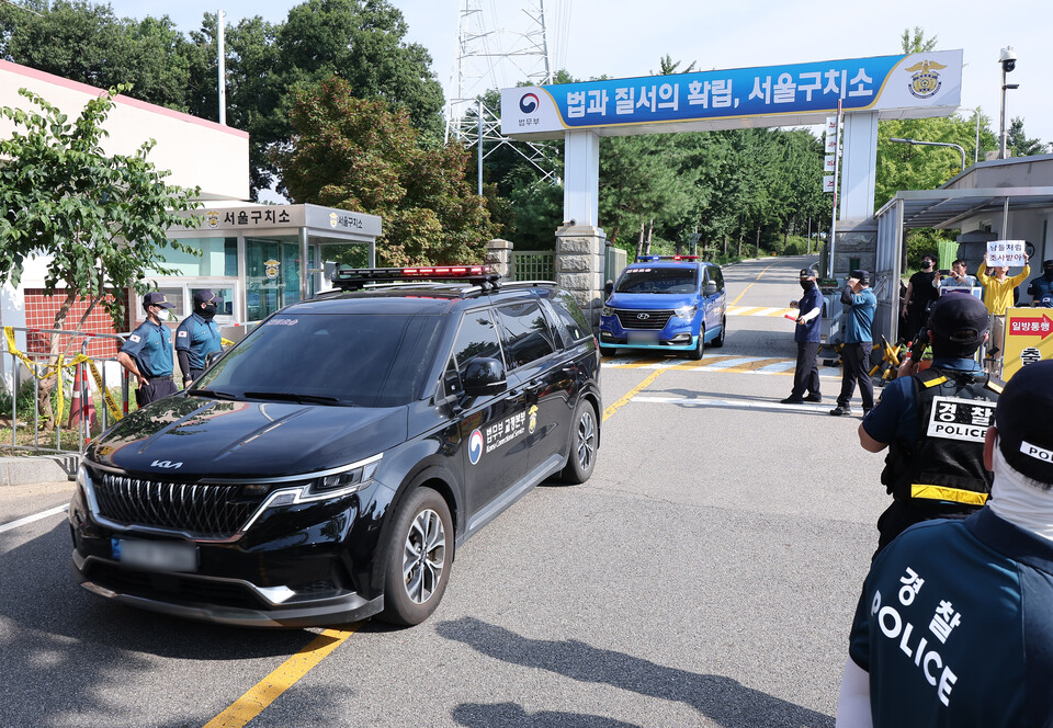 김건희특검팀이 윤석열 전 대통령에 대한 체포영장 집행에 나선 1일 오전 경기도 의왕 서울구치소에서 호송차가 나오고 있다. (사진=뉴스1)