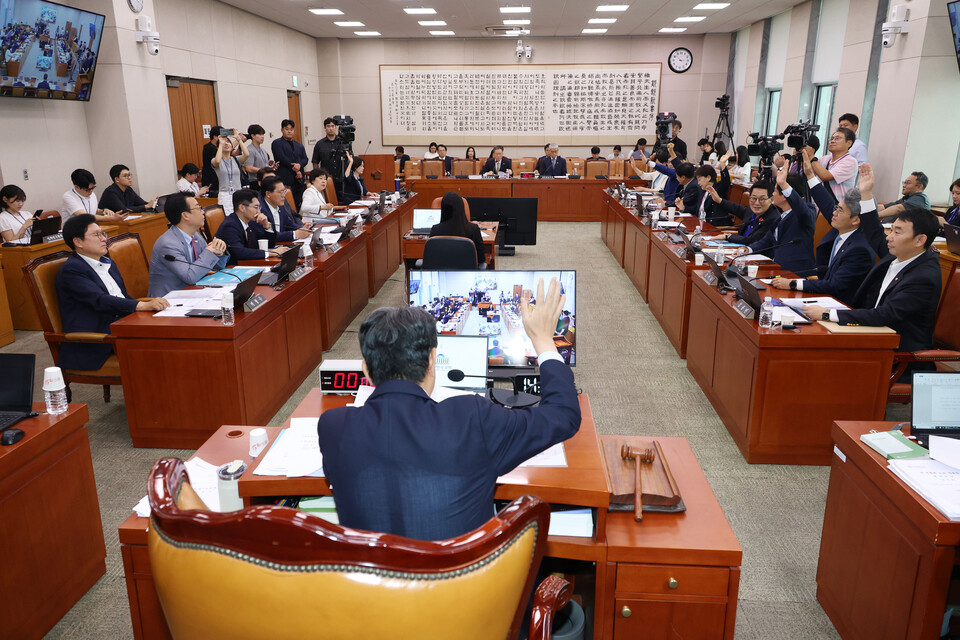 1일 오후 서울 여의도 국회에서 열린 법제사법위원회 전체회의에서 집중투표제를 의무화하고 감사위원 분리 선출을 확대하는 내용의 상법 개정안에 대한 거수투표에서 여당 의원들이 찬성에 손을 들고 있다. (사진=뉴스1)