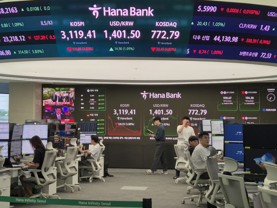 1일 하나은행 딜링룸에 코스피 종가가 표시되고 있다. 이날 코스피는 전일 대비 126.03포인트(-3.88%) 하락한 3119.41에 마감했다. 이는 도널드 트럼프 미국 대통령이 상호관세를 발표한 직후인 지난 4월 7일(-5.57%) 이후 4개월 만에 가장 큰 낙폭이다. (사진제공=하나은행)