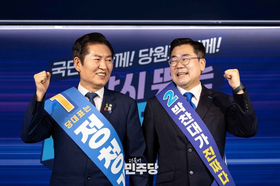 정청래(왼쪽)·박찬대 더불어민주당 당대표 후보가 지난달 19일 여의도 중앙당사에서 열린 제2차 임시전국당원대회 충청권 합동연설회에 참석해 기념촬영을 하고 있다. (사진제공=민주당)