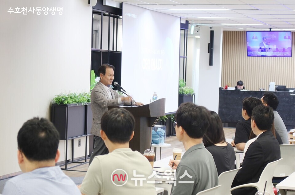 성대규 동양생명 대표가 1일 오전 서울 종로구 그랑서울 본사에서 열린 타운홀 미팅에서 임직원들과 소통하고 있다. (사진제공=동양생명)