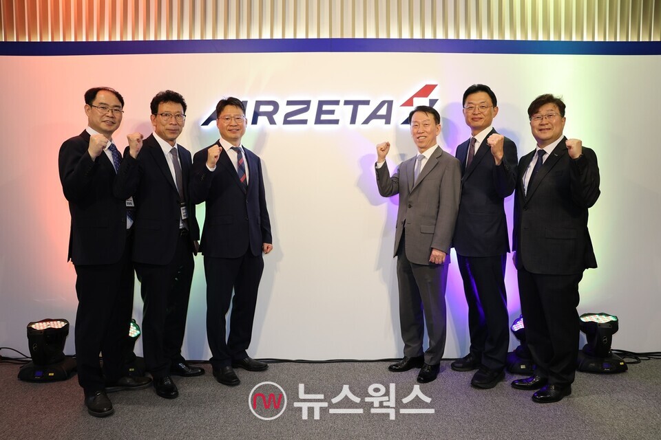 1일 오후 서울 마곡사무소에서 진행된 에어제타 출범식에서 김관식(중앙 왼쪽) 대표와 소시어스 이병국 대표가 한국교통본부 장동철 본부장, 인천광역시 박광근 국장, 한국투자파트너스 황만순 대표, 항공안전기술원 황호원 원장과 '에어제타' 현판을 공개하고 있다. (사진제공=에어제타)