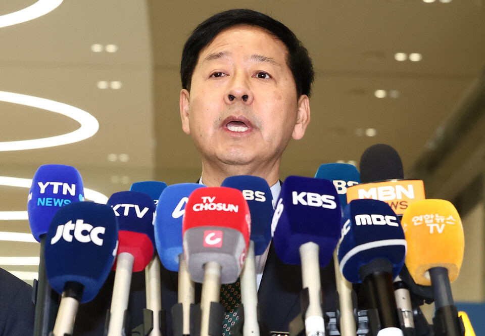 구윤철 경제부총리 겸 기획재정부 장관이 1일 오후 인천국제공항 제2터미널에서 한미 관세협상 관련 취재진 질의에 답변하고 있다. (사진=뉴스1)