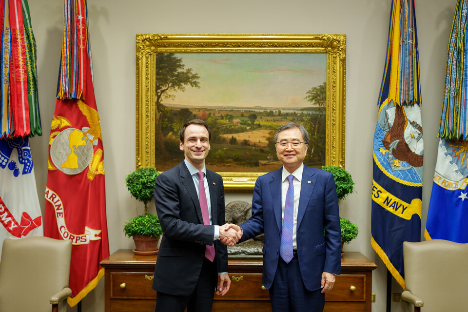 조현(오른쪽) 외교부 장관은 미국 워싱턴DC에서 마이클 크라치오스(Michael Kratsios) 백악관 과학기술정책실장을 면담했다. (사진제공=외교부)