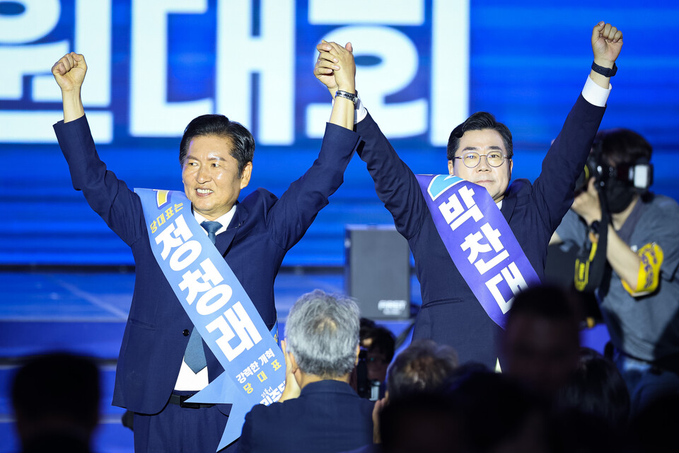 정청래(왼쪽), 박찬대 더불어민주당 당대표 후보가 2일 경기 고양시 킨텍스에서 열린 제2차 임시전국당원대회에서 정견발표를 마친 후 당원들을 향해 손을 맞잡아 들어보이고 있다. (사진=뉴스1)