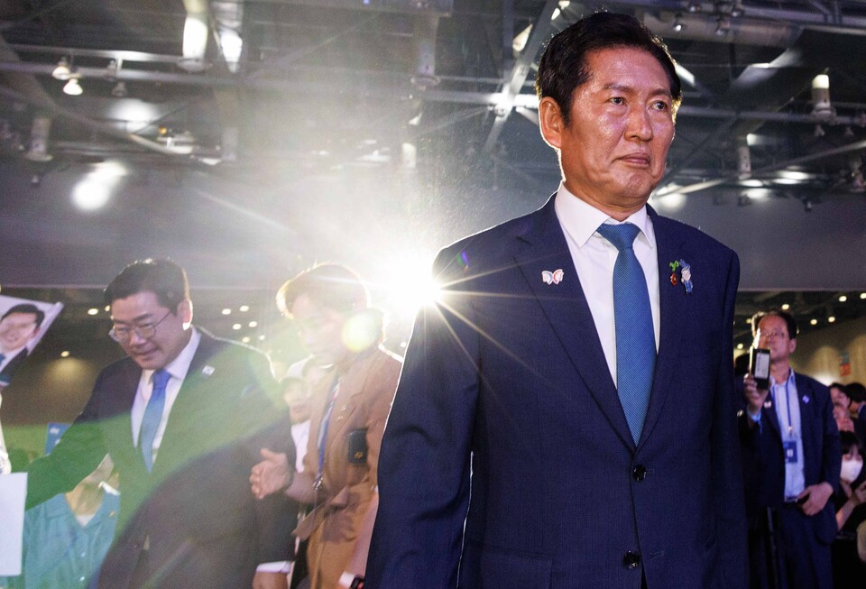 정청래 더불어민주당 신임 대표가 2일 오후 경기 고양시 킨텍스에서 열린 제2차 임시전국당원대회에서 수락연설을 위해 단상으로 향하고 있다. (사진=뉴스1)