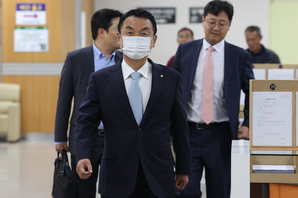 권오수 전 도이치모터스 회장이 16일 오후 서울 서초구 고등법원에서 윤석열 대통령 부인 김건희 여사 연루 의혹이 제기된 도이치모터스 주가조작 사건 관련 자본시장법 위반 혐의 항소심 공판에 출석하고 있다. (사진=뉴스1)