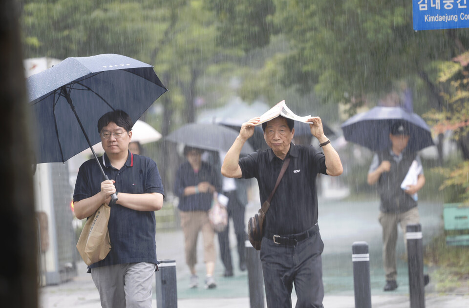 비가 내리자 시민들이 발걸음을 재촉하고 있다. (사진=뉴스1)