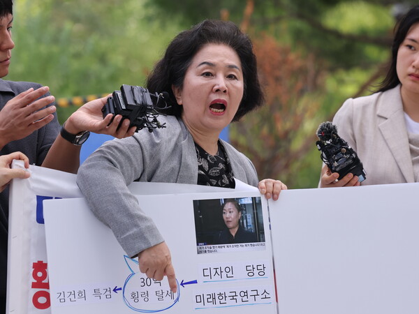 김영선 전 국민의힘 의원이 4일 오전 서울 종로구에 마련된 김건희 특검팀 사무실로 조사를 받기 위해 출석하며 취재진 질문에 답하고 있다. (사진=뉴스1)