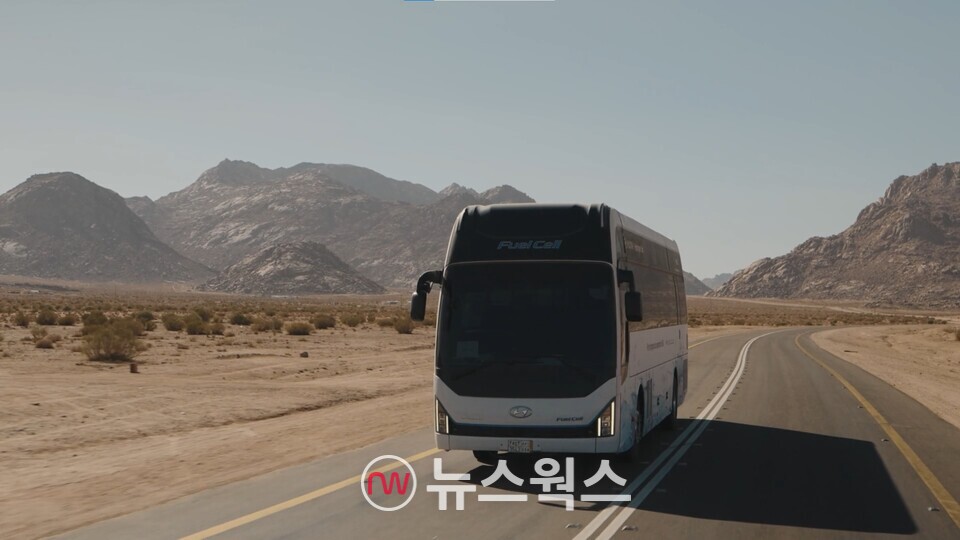 사우디아라비아의 네옴 트로제나 지역에서 현대자동차 유니버스 FCEV 주행 실증 중이다. (사진제공=현대차그룹)