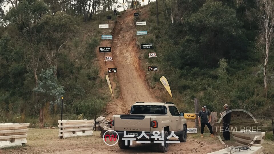채널 운영자 루카스 브리가 '비어 오클락 힐' 등반을 앞두고 주행 코스와 기아 타스만 차량을 소개하고 있다. (출처=팀 브리 오프로드 유튜브 채널)