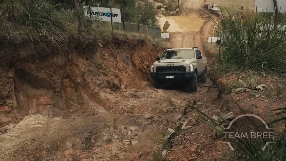 기아 타스만이 한쪽 바퀴가 들린 상황에서도 우수한 트랙션 컨트롤 시스템을 이용해 언덕을 등반하고 있다. (출처=팀 브리 오프로드 유튜브 채널)