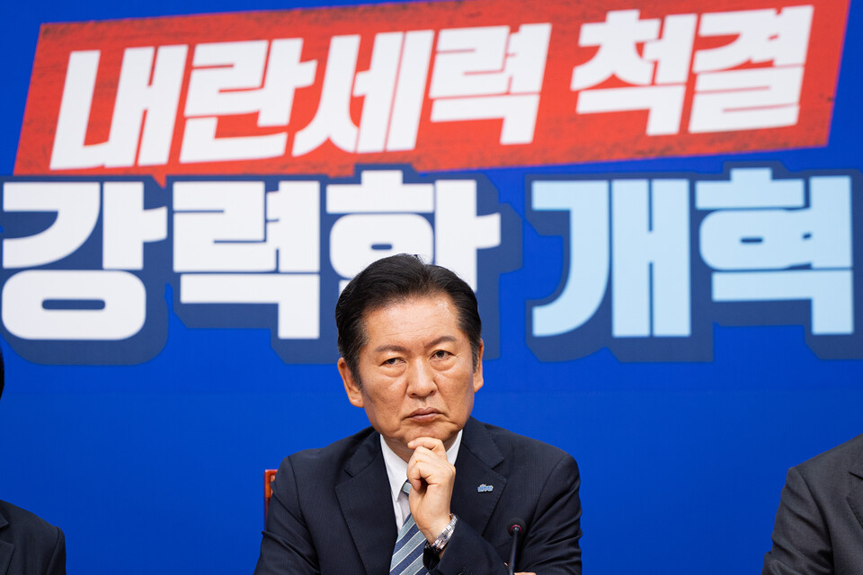 정청래 더불어민주당 대표가 4일 서울 여의도 국회에서 열린 최고위원회의에서 최고위원들의 발언을 들으며 생각에 잠겨 있다. (사진=뉴스1)