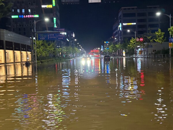 3일 저녁 광주 광산구 하남지구 대로변이 물에 잠겨있다. (사진=우수한 기자)