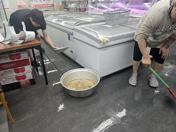 3일 광주 광산구 하남지구 한 식당이 침수되어 식당 관계자들이 물을 빼내고 있다. (사진제공=우수한 기자)