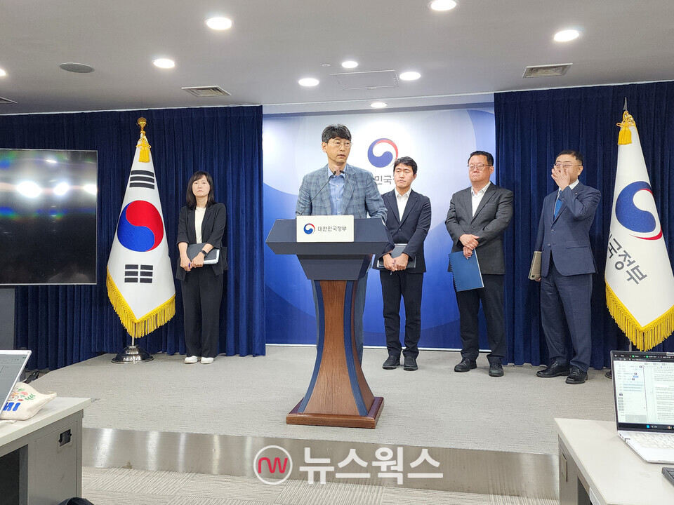 김경만 과기부 인공지능기반정책관이 4일 정부서울청사에서 열린 '독자 AI 파운데이션 모델 프로젝트 정예팀 선정 결과' 브리핑에서 기자들의 질문에 답변하고 있다. (사진=박광하 기자)