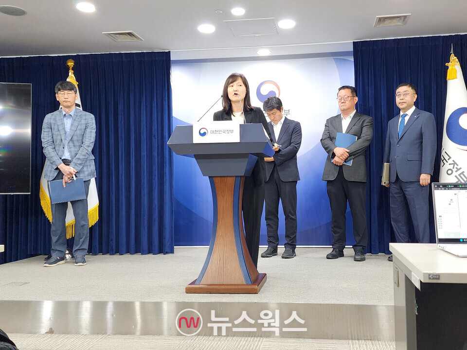 과기부 관계자들이 4일 정부서울청사에서 '독자 AI 파운데이션 모델 프로젝트' 관련 브리핑을 열고 기자들의 질문에 답변하고 있다. (사진=박광하 기자)