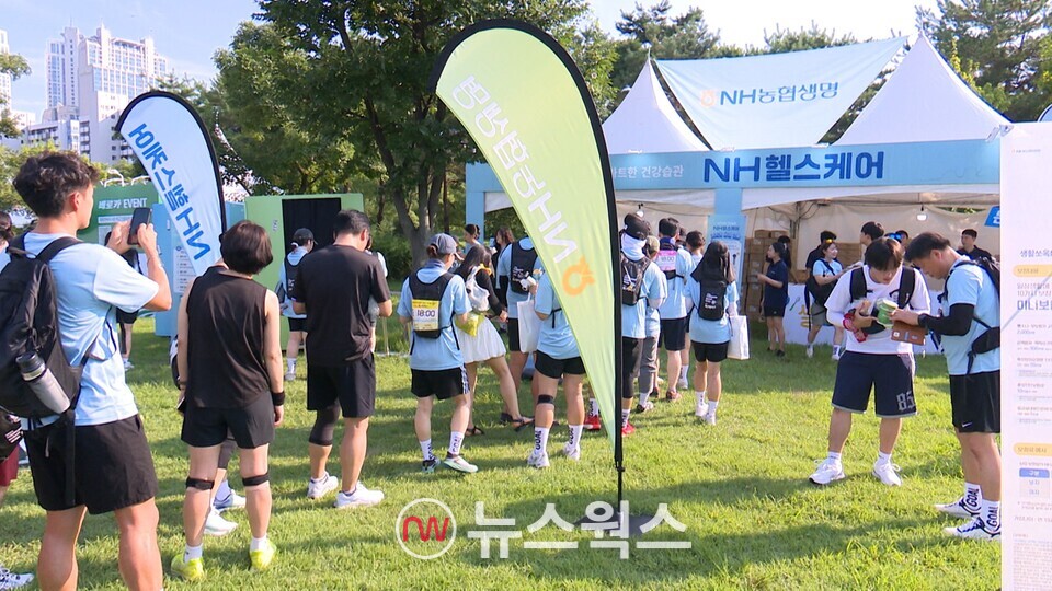 NH농협생명이 지난 2일 서울 여의도에서 열린 '2025 한강나이트워크 42K'에서 홍보 체험 부스를 운영하고 있다. (사진제공=NH농협생명)