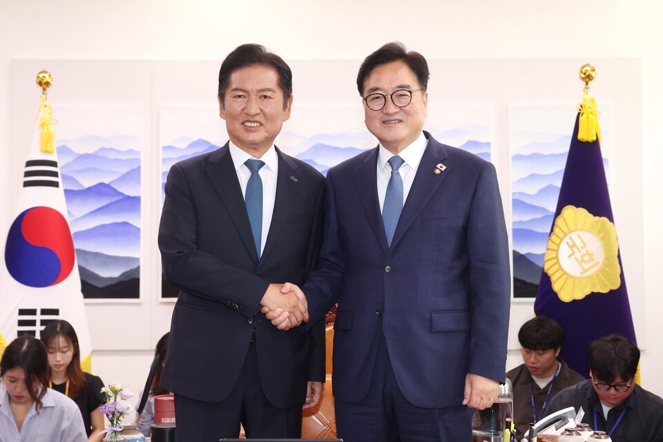 정청래 더불어민주당 당대표가 5일 서울 여의도 국회에서 우원식 국회의장을 예방해 기념 촬영을 하고 있다. (출처=우원식 의원 페이스북)