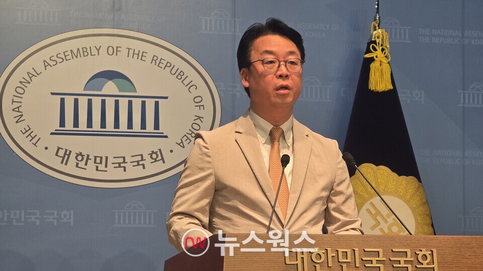 곽규택 국민의힘 수석대변인이 5일 국회소통관 기자회견을 통해 이춘석 법사위원장의 주식 차명거래 의혹을 제기하고 있다. (사진=원성훈 기자)