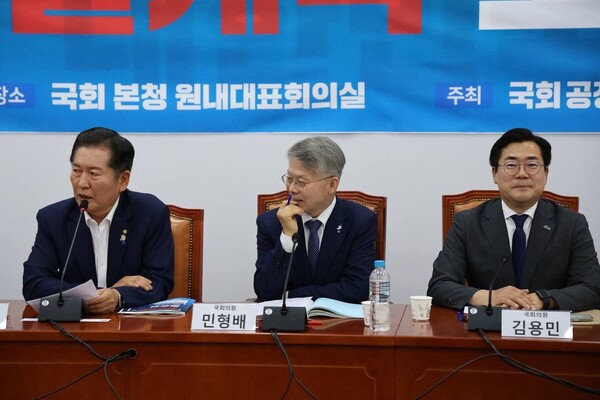 2일 민형배 의원이 검찰개혁 토론회에서 발언하고 있다. (출처=민형배 페이스북)