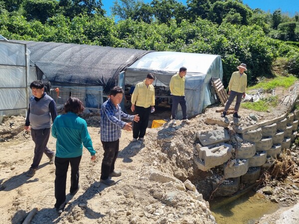 담양군 관계자들이 집중호우 피해 축산농가 신속 복구 지원을 위해 현장을 살피고 있다. (사진제공=담양군청)
