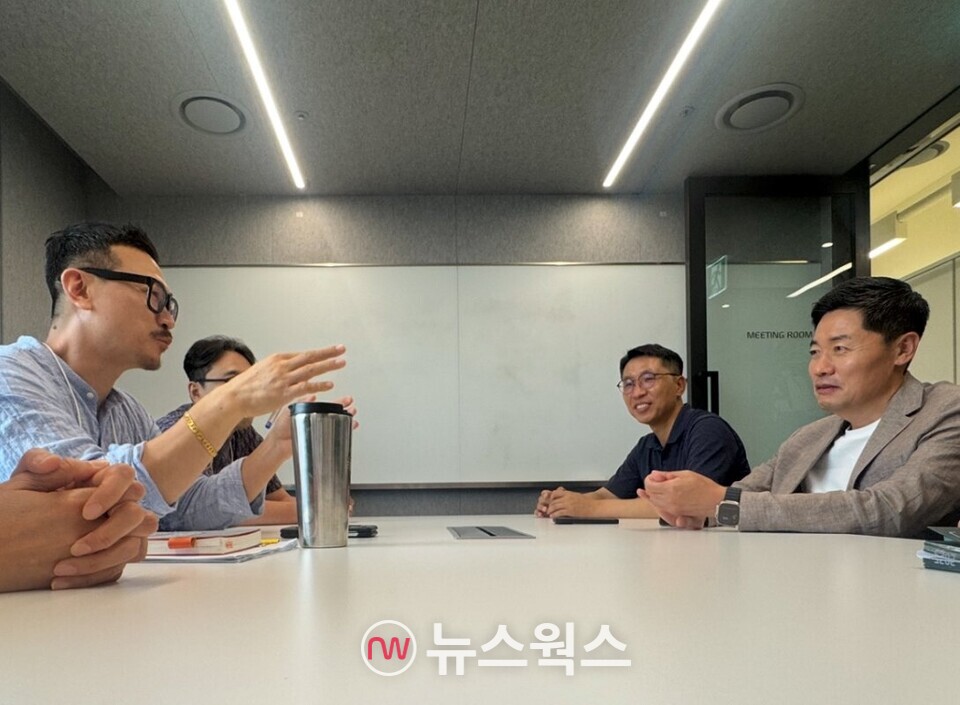 조창현(오른쪽) 현대카드 대표가 지난 30일 노조사무실을 방문해 김영주 현대카드 노조지부장을 비롯한 노조 관계자들과 대화하고 있다. (출처=현대카드 노동조합)