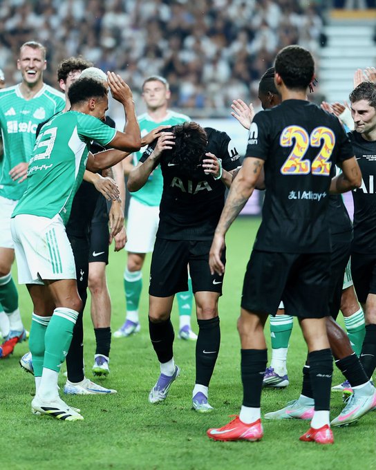 3일 서울월드컵경기장에서 열린 2025 쿠팡플레이 시리즈 토트넘 홋스퍼와 뉴캐슬 유나이티드의 경기에서 후반 65분 손흥민이 교체되자 양 팀 선수들이 도열해 그의 마지막 경기를 축하해 주고 있다. (출처=토트넘 홋스퍼 페이스북)