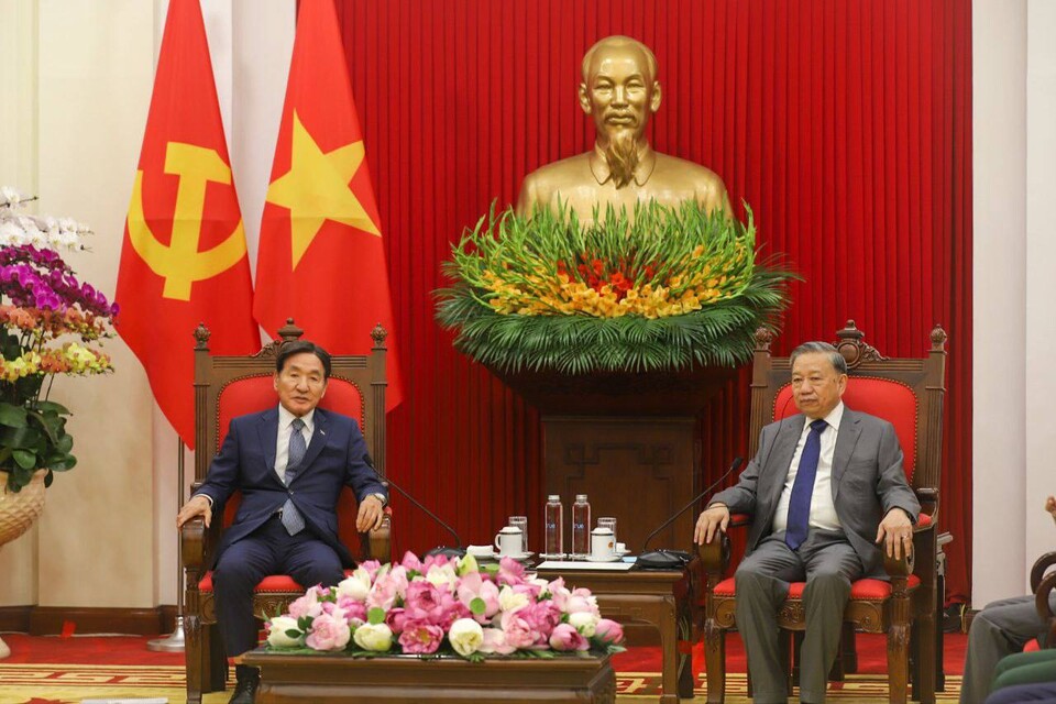 박창달 전 의원을 단장으로 하는 대통령 베트남 특사단이 지난 29일 베트남을 방문해 또 럼 베트남 당서기장을 예방하고 이재명 대통령의 친서를 전달했다. (사진제공=외교부)