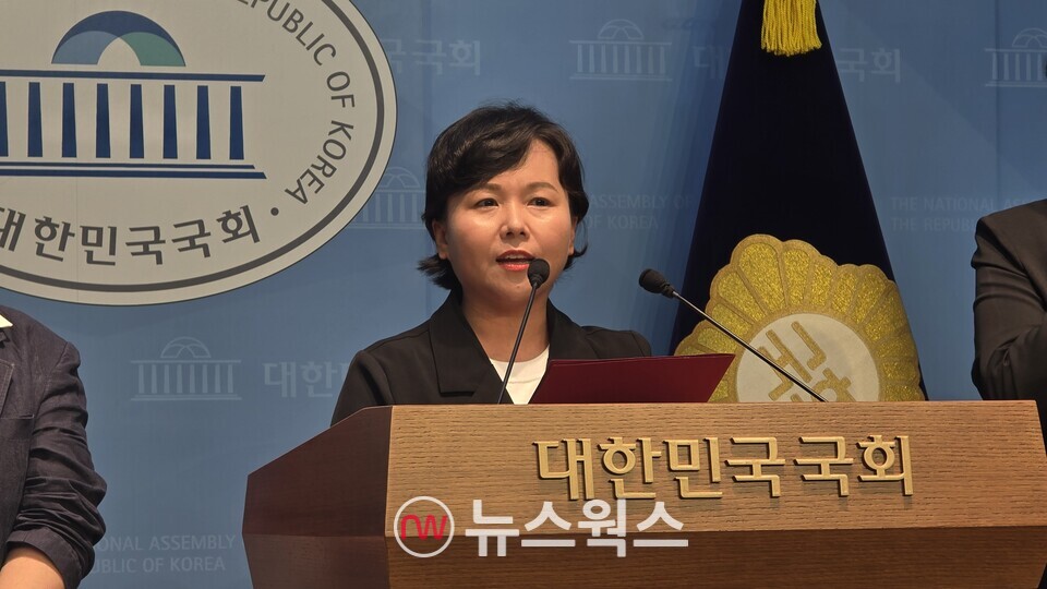 김다혜 국민의힘 중앙차세대여성위원회장이 7일 국회소통관 기자회견에서 '이춘석 특검' 실시를 촉구하고 있다. (사진=원성훈 기자)