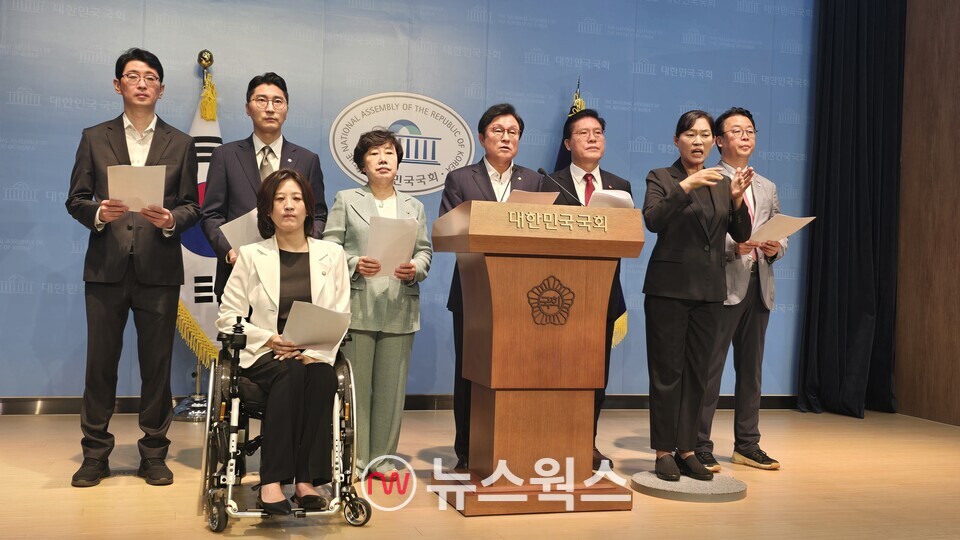 박형수(연단 뒤) 국회 법제사법위원회 국민의힘 간사를 비롯한 국민의힘 법사위원들이 7일 국회소통관 기자회견을 통해 법사위원장직의 국민의힘으로의 반환 및 추미애 법사위원장 내정 철회를 촉구하고 있다. (사진=원성훈 기자)