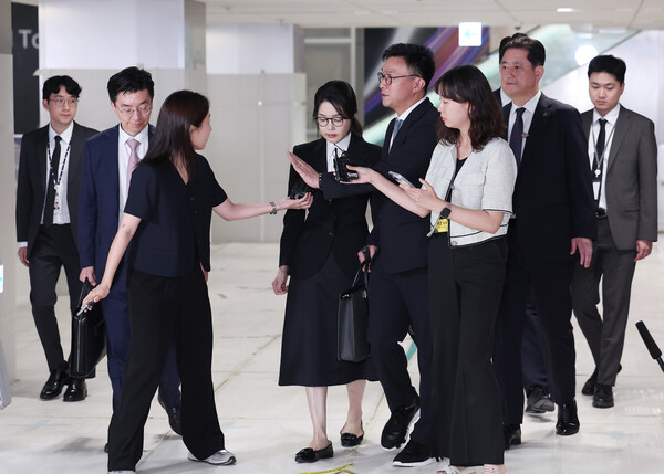 윤석열 전 대통령의 부인 김건희 여사가 지난 6일 서울 종로구 KT광화문빌딩에 마련된 민중기 특검팀 사무실에서 조사를 마친 후 귀가하고 있다. (사진=뉴스1)