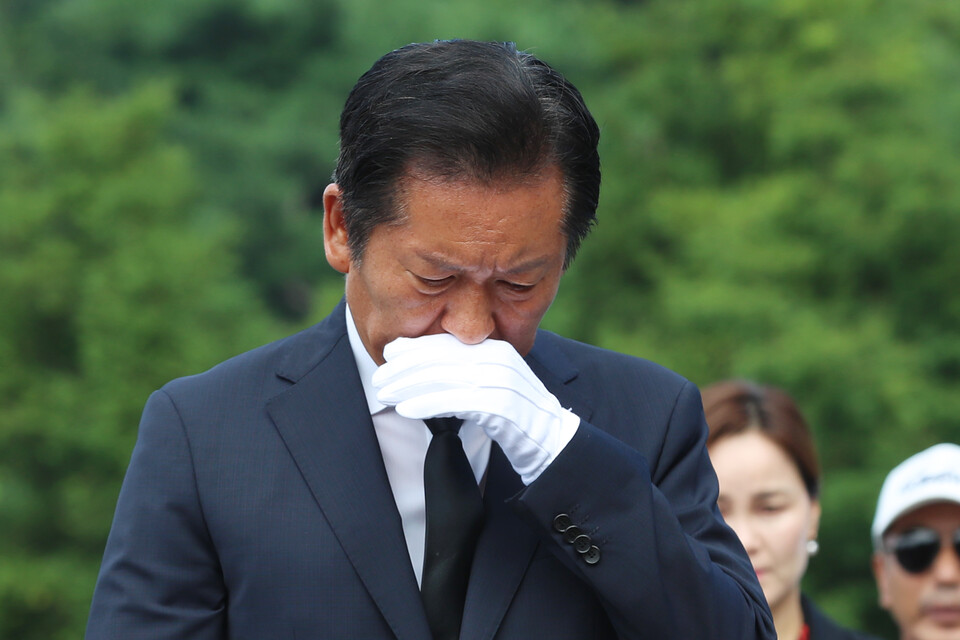 정청래 더불어민주당 대표가 7일 오전 경남 김해시 진영읍 봉하마을을 찾아 고 노무현 전 대통령 묘역을 참배하고 있다. (사진=뉴스1)