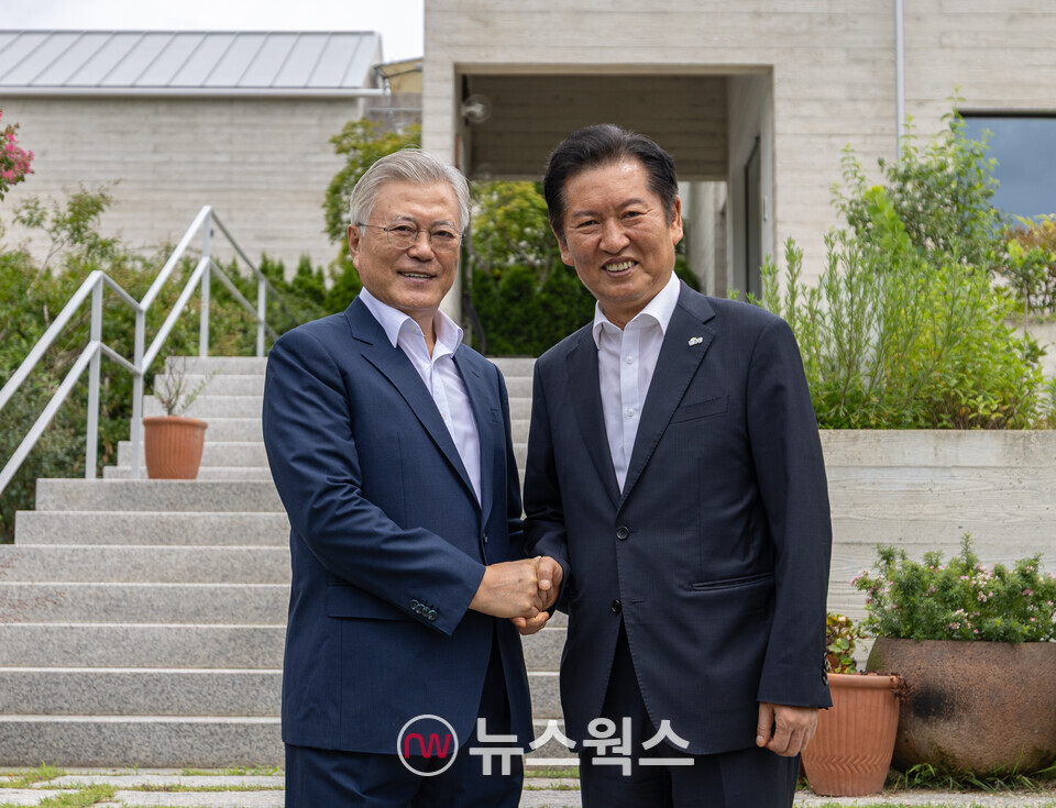 정청래 더불어민주당 대표가 7일 경남 양산시 하북면 평산마을 문재인 전 대통령 사저를 예방해 문 전 대통령과 악수하고 있다. (사진제공=민주당)