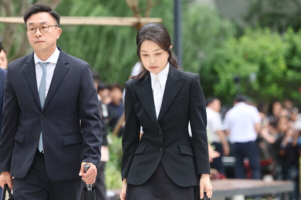 김건희 여사가 지난 6일 서울 종로구에 마련된 김건희특검팀 사무실에 첫 조사를 받기 위해 피의자 신분으로 출석하고 있다. (사진=뉴스1)