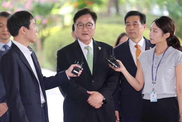 우원식 국회의장이 7일 내란특검 사무실이 마련된 서울고검청사 앞에서 참고인 조사 관련 발언하고 있다. (출처=우원식 페이스북)