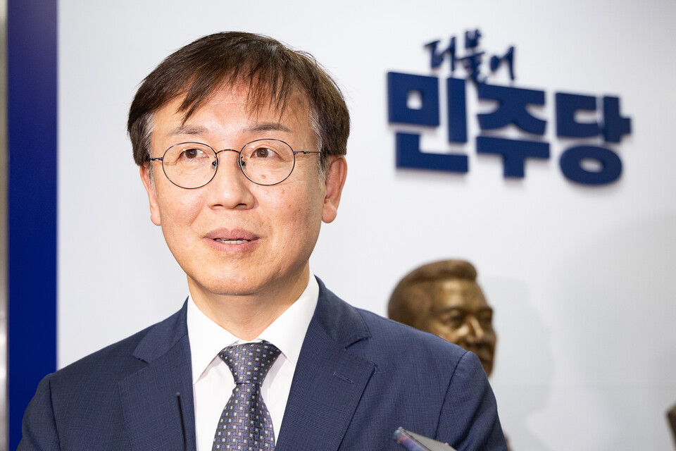 한동수 더불어민주당 윤리심판원장이 7일 서울 여의도 당사에서 열린 윤리심판원 회의에 참석하며 취재진 질문에 답하고 있다. 민주당 윤리심판원은 이날 보좌진 명의의 차명 주식거래를 했다는 의혹이 불거지며 탈당한 이춘석 의원에 대한 징계 절차에 착수했다. (사진=뉴스1)
