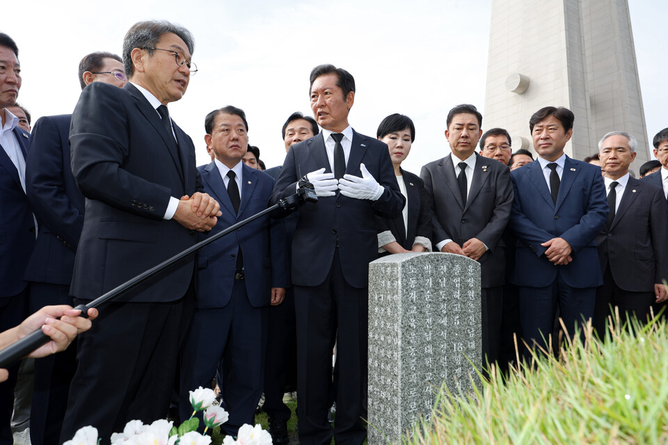 정청래 더불어민주당 대표가 8일 오전 광주 북구 운정동 국립5·18민주묘지에서 윤상원 열사 묘역을 살펴보고 있다. (사진=뉴스1)